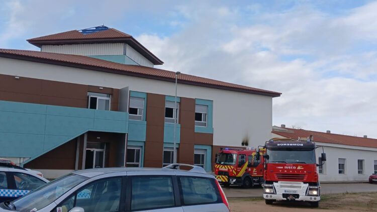 El alcalde de Pedro Muñoz Alberto Lara confirma que no hay personas afectadas en el incendio de la residencia