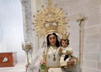 La Hermandad de la Virgen de las Viñas hace un gesto al famoso peluquero Rupert con el vestido de la Patrona en Romería
