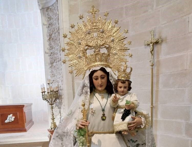 La Hermandad de la Virgen de las Viñas hace un gesto al famoso peluquero Rupert con el vestido de la Patrona en Romería