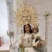 La Hermandad de la Virgen de las Viñas hace un gesto al famoso peluquero Rupert con el vestido de la Patrona en Romería
