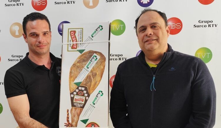 Radio Surco entrega un jamón a José María Moreno gracias a Desguaces Los Viñedos de Tomelloso