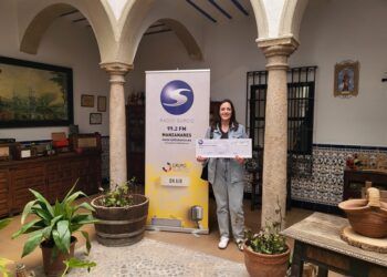 Radio Surco entrega a Carmen Megía, de Valdepeñas su premio del concurso “Adelante Nuestras Empresas”