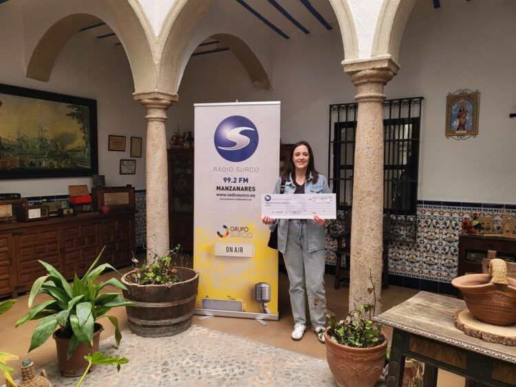 Radio Surco entrega a Carmen Megía, de Valdepeñas su premio del concurso “Adelante Nuestras Empresas”