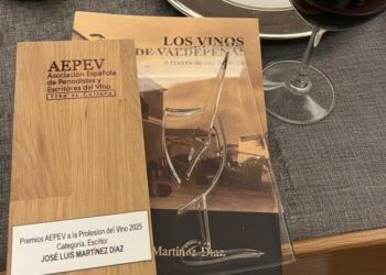 El periodista valdepeñero Jose Luis Martínez, premio al mejor escritor del año de la AEPEV