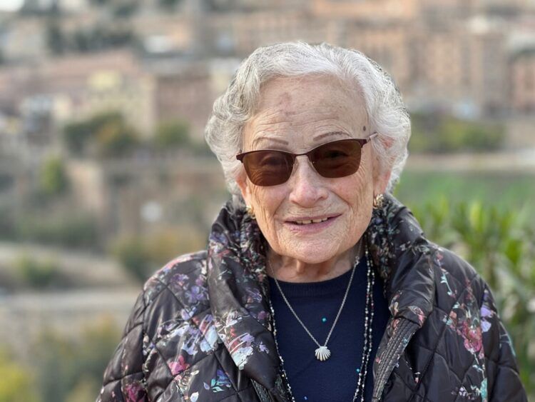 La tomellosera Adoración Mendoza, de 90 años, todo un ejemplo de voluntariado en España