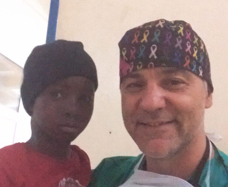 Reconocimiento al tomellosero José María Pradillos, cirujano pediátrico, por su labor humanitaria en Guinea