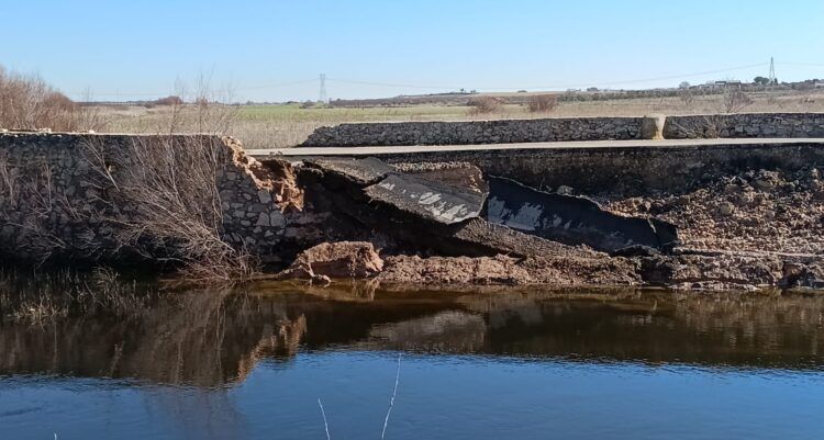 Alcalde de Arenas de San Juan, Alberto Sánchez:”está prácticamente entero, solo ha colapsado un lateral del puente”