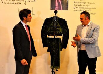El torero Juan Ortega regala un traje a la Peña Taurina Ignacio Sánchez Mejías de Manzanares