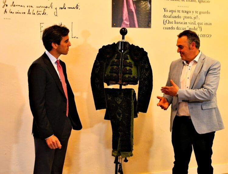El torero Juan Ortega regala un traje a la Peña Taurina Ignacio Sánchez Mejías de Manzanares