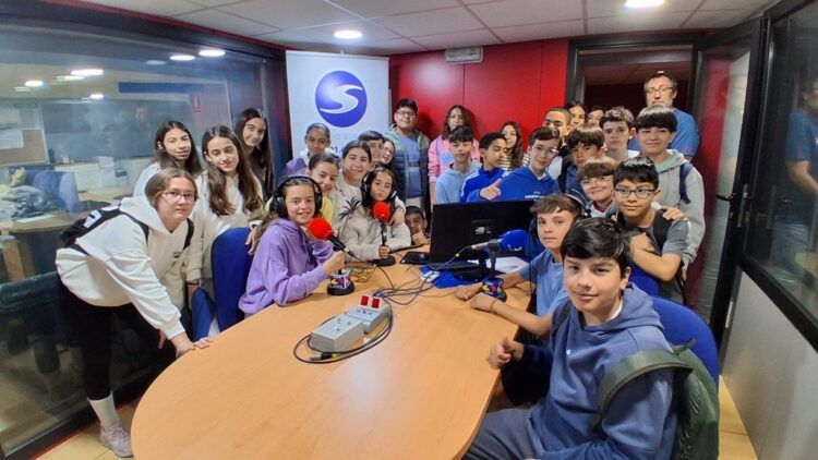 Alumnos del CEIP Embajadores de Tomelloso visitan las instalaciones de Radio Surco dentro de su currículo educativo