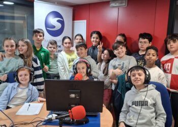 Los alumnos del CEIP Embajadores de Tomelloso descubren el mundo de la comunicación en Radio Surco