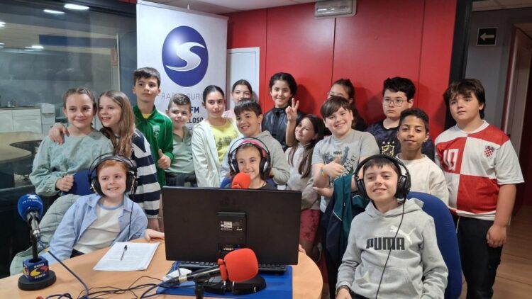 Los alumnos del CEIP Embajadores de Tomelloso descubren el mundo de la comunicación en Radio Surco