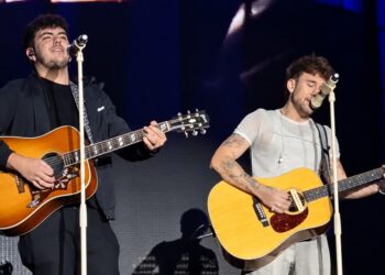Dani Fernández rinde homenaje a Marea en Pamplona junto a Arón Romero