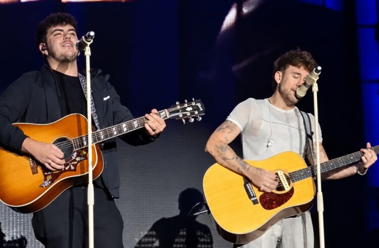 Dani Fernández rinde homenaje a Marea en Pamplona junto a Arón Romero